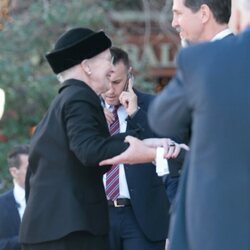 Margarita de Dinamarca saludando a Pablo de Grecia en el funeral de Constantino de Grecia