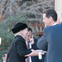 Margarita de Dinamarca saludando a Pablo de Grecia en el funeral de Constantino de Grecia