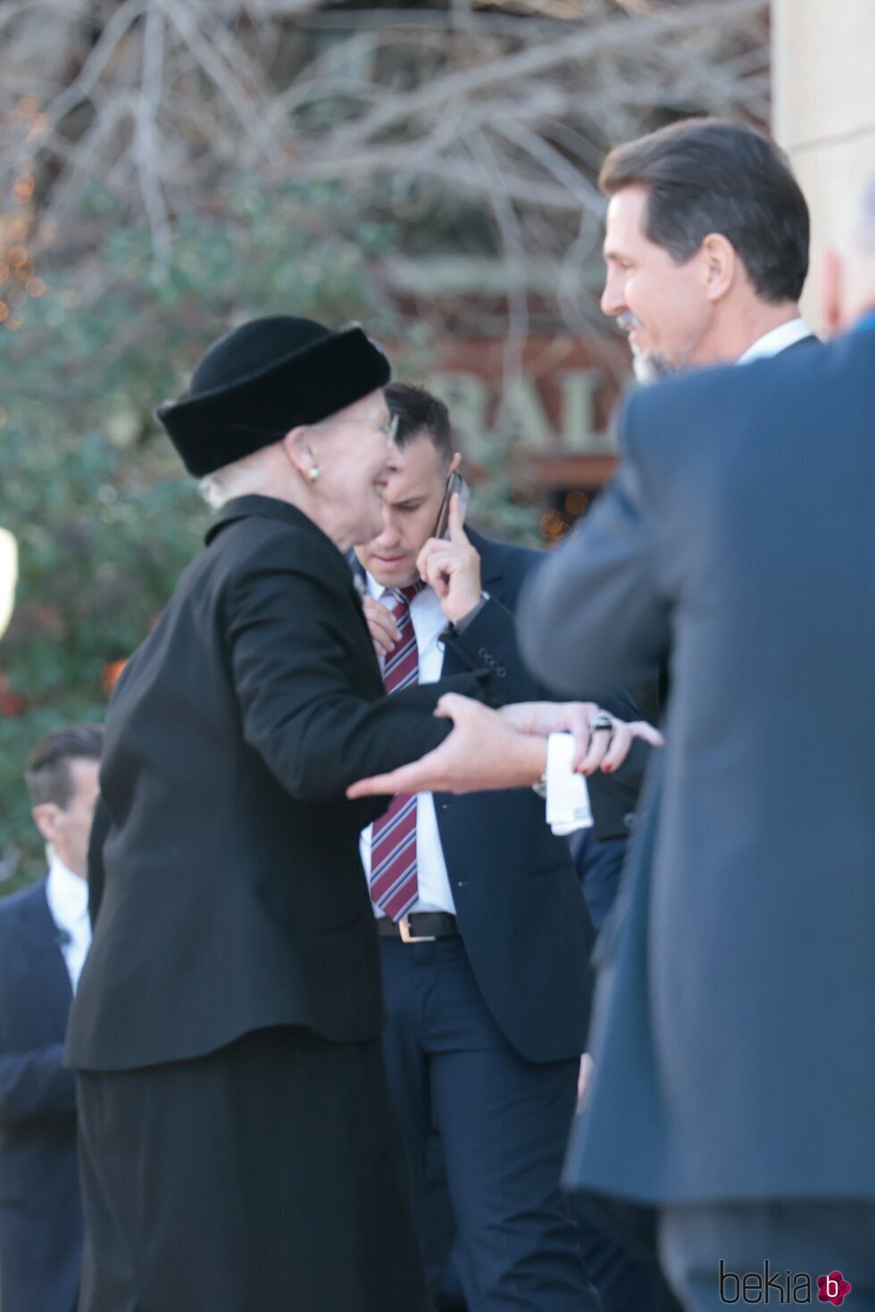 Margarita de Dinamarca saludando a Pablo de Grecia en el funeral de Constantino de Grecia