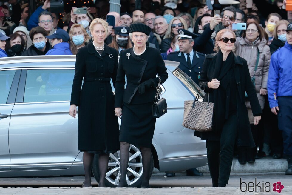 Benedicta de Dinamarca y Alexandra zu Sayn-Wittgenstein-Berleburg en el funeral de Constantino de Grecia