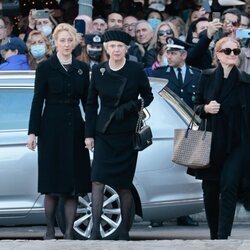 Benedicta de Dinamarca y Alexandra zu Sayn-Wittgenstein-Berleburg en el funeral de Constantino de Grecia