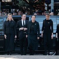 Theodora de Grecia, Matthew Kumar, Nina Flohr, Tatiana de Grecia y los hijos de Pablo de Grecia en el funeral de Constantino de Grecia