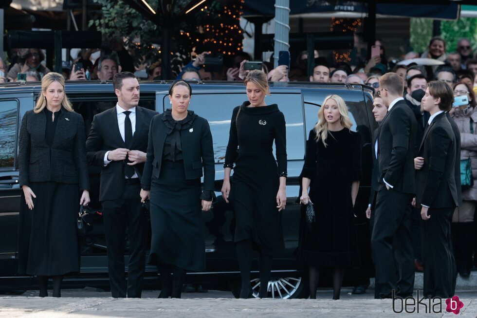 Theodora de Grecia, Matthew Kumar, Nina Flohr, Tatiana de Grecia y los hijos de Pablo de Grecia en el funeral de Constantino de Grecia