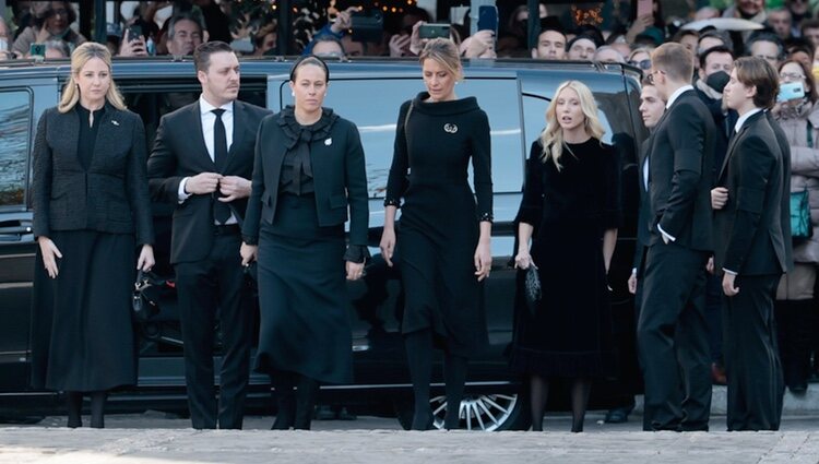 Theodora de Grecia, Matthew Kumar, Nina Flohr, Tatiana de Grecia y los hijos de Pablo de Grecia en el funeral de Constantino de Grecia