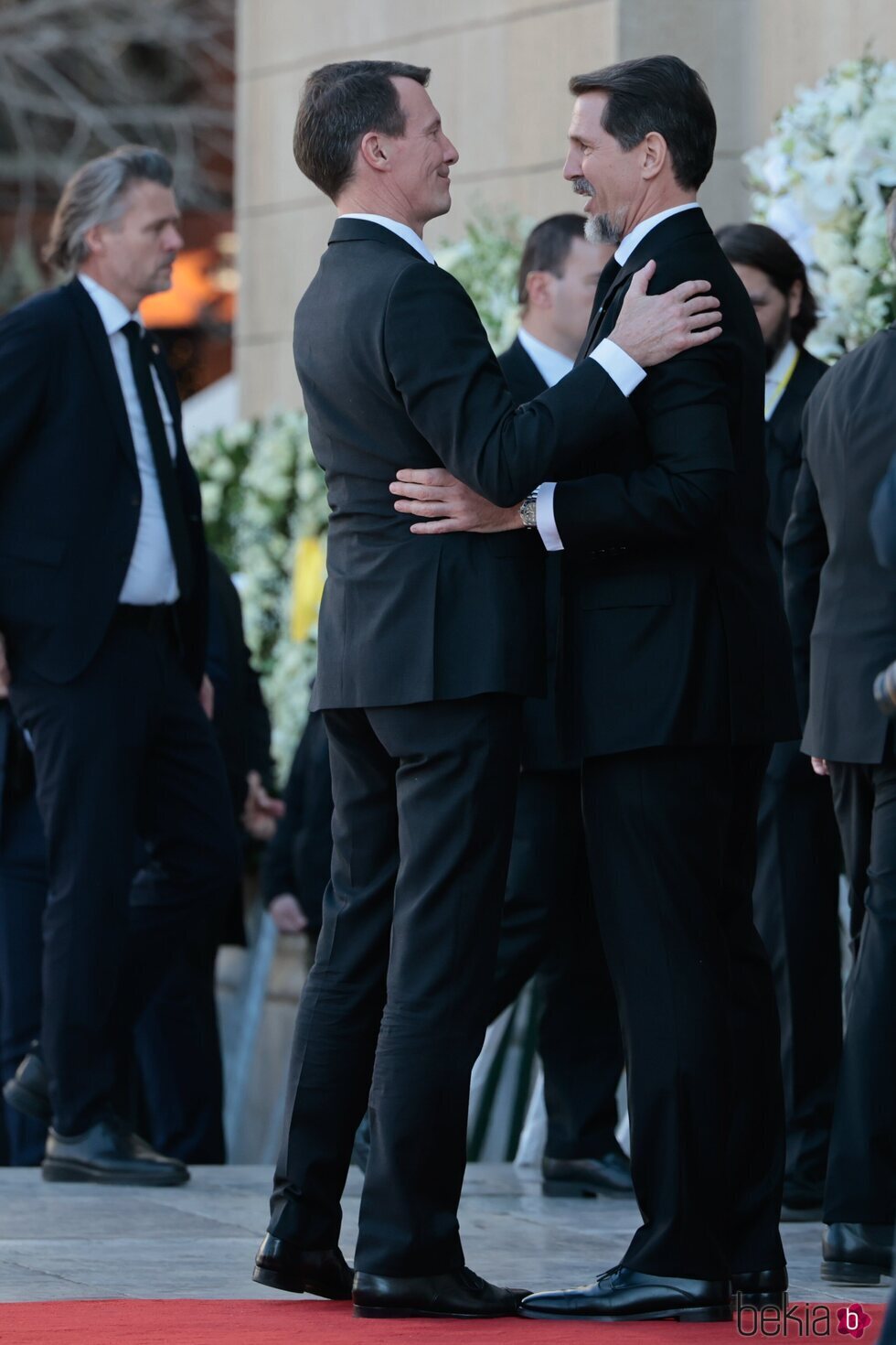 Joaquín de Dinamarca y Pablo de Grecia saludándose en el funeral de Constantino de Grecia