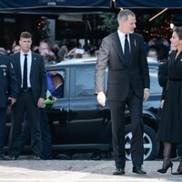 Los Reyes Felipe y Letizia, muy cómplices en el funeral de Constantino de Grecia