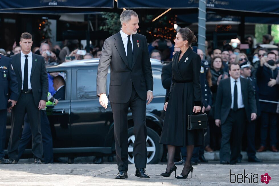 Los Reyes Felipe y Letizia, muy cómplices en el funeral de Constantino de Grecia