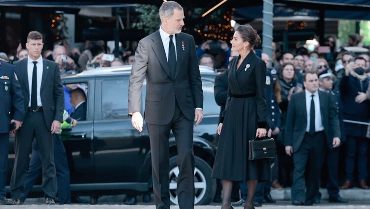 Los Reyes Felipe y Letizia, muy cómplices en el funeral de Constantino de Grecia