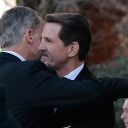 El Rey Felipe y Pablo de Grecia abrazándose en el funeral de Constantino de Grecia