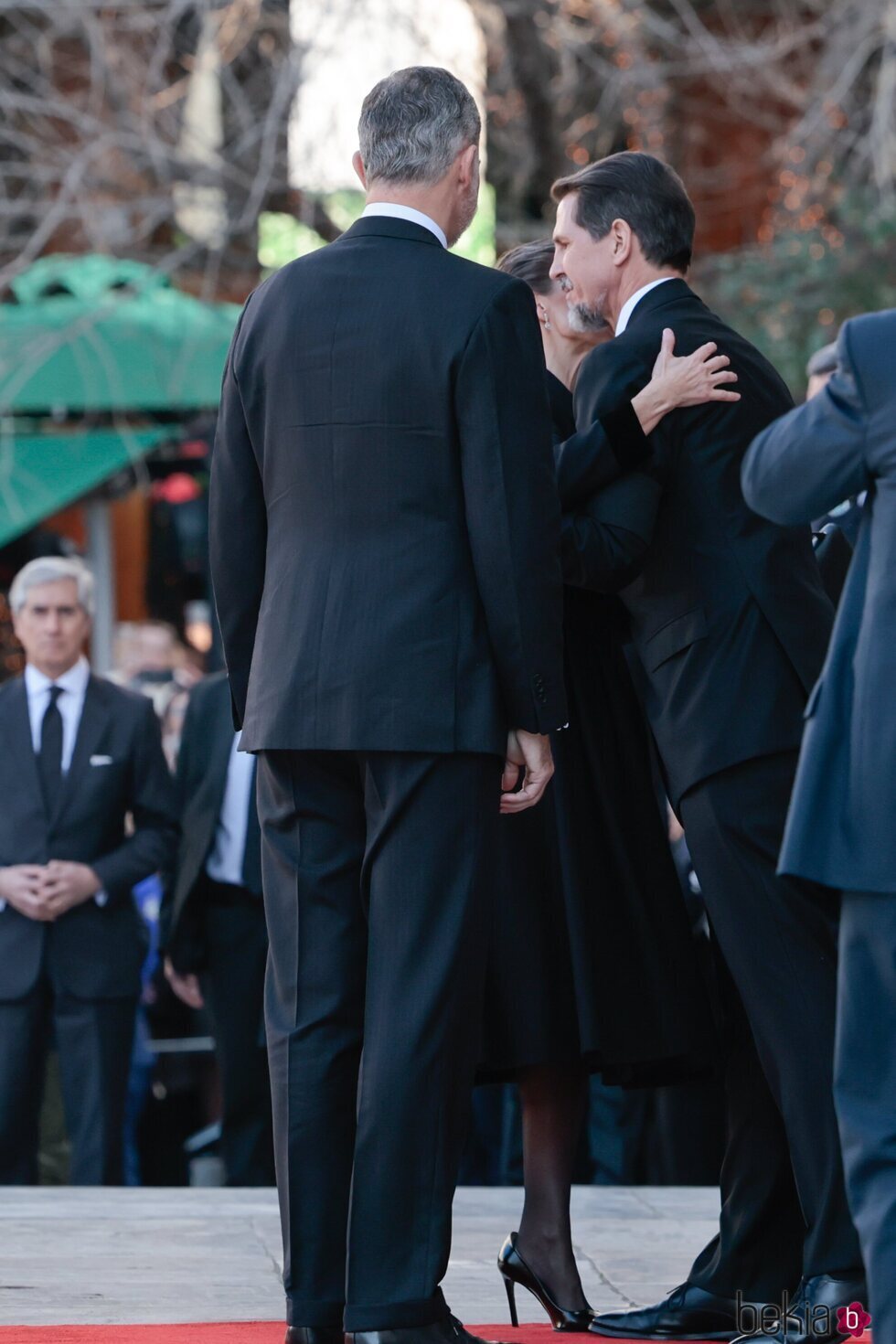 La Reina Letizia saluda a Pablo de Grecia en presencia del Rey Felipe en el funeral de Constantino de Grecia