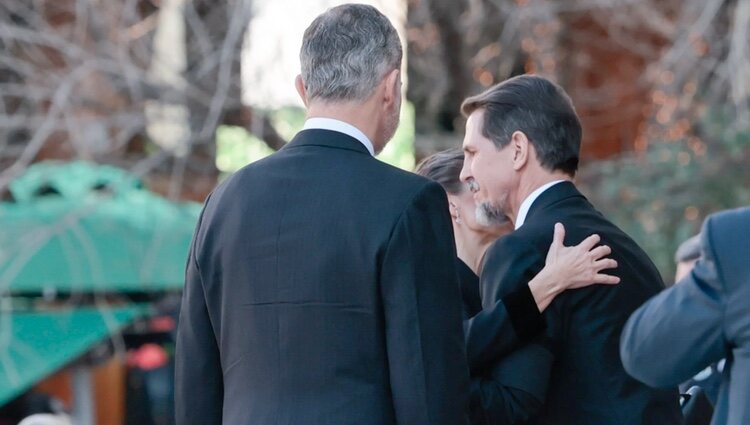 La Reina Letizia saluda a Pablo de Grecia en presencia del Rey Felipe en el funeral de Constantino de Grecia