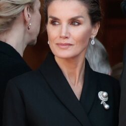 La Reina Letizia con un broche de perla de las joyas de pasar en el funeral de Constantino de Grecia