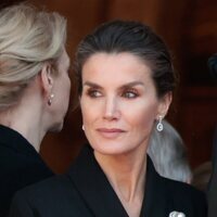 La Reina Letizia con un broche de perla de las joyas de pasar en el funeral de Constantino de Grecia