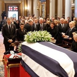 Los Reyes Felipe y Letizia presentan sus respetos ante el ataúd de Constantino de Grecia en el funeral de Constantino de Grecia