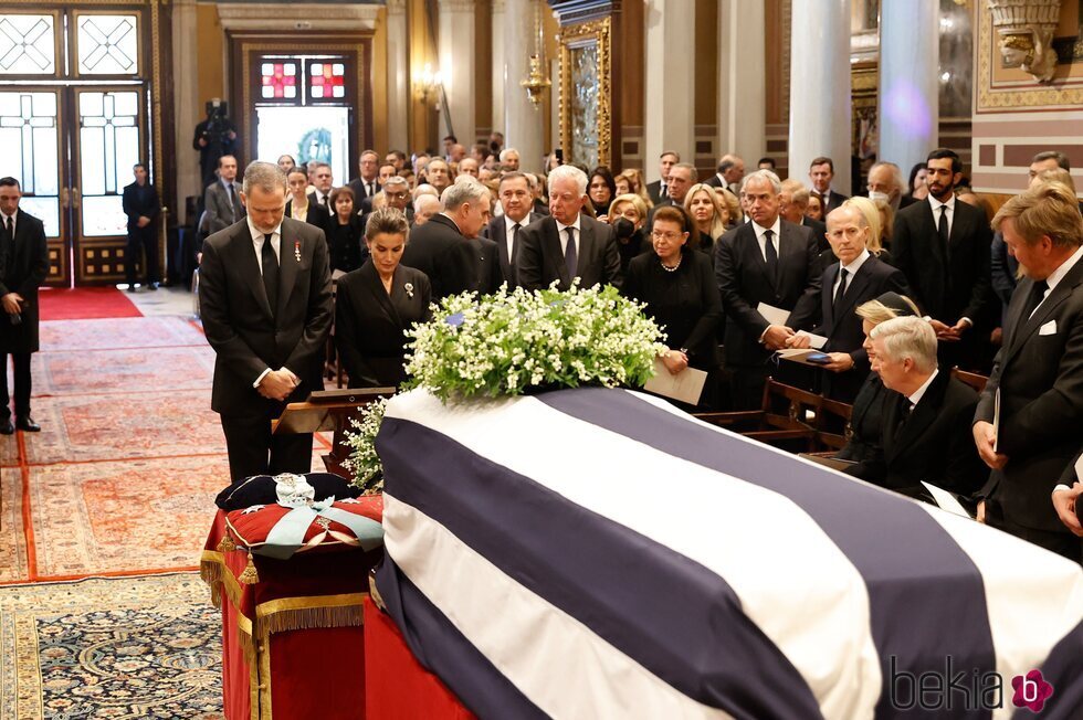 Los Reyes Felipe y Letizia presentan sus respetos ante el ataúd de Constantino de Grecia en el funeral de Constantino de Grecia