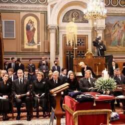 Felipe y Letizia, los Reyes de Bélgica, los Reyes de Holanda y los hijos de la Infanta Elena y la Infanta Cristina en el funeral de Constantino de Grecia