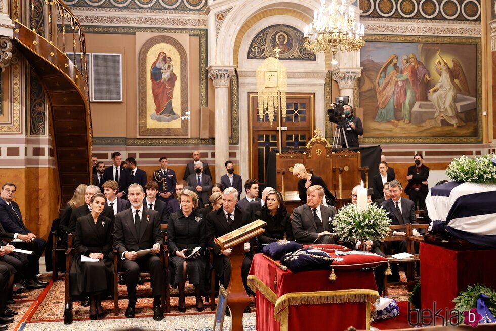 Felipe y Letizia, los Reyes de Bélgica, los Reyes de Holanda y los hijos de la Infanta Elena y la Infanta Cristina en el funeral de Constantino de Grecia