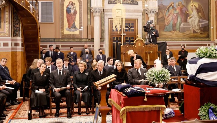 Felipe y Letizia, los Reyes de Bélgica, los Reyes de Holanda y los hijos de la Infanta Elena y la Infanta Cristina en el funeral de Constantino de Grecia