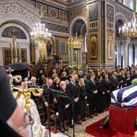 La Familia Real Griega y otros royals ante el ataúd de Constantino de Grecia en el funeral de Constantino de Grecia