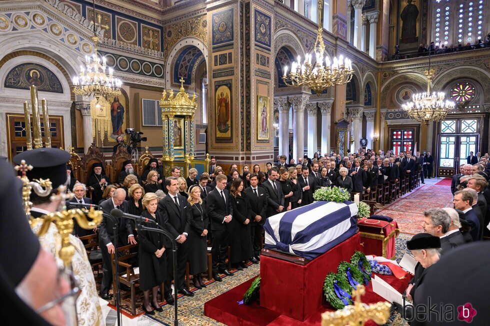 La Familia Real Griega y otros royals ante el ataúd de Constantino de Grecia en el funeral de Constantino de Grecia