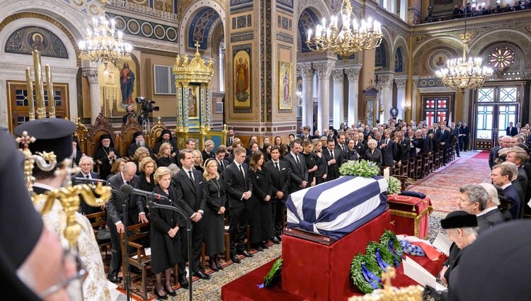 La Familia Real Griega y otros royals ante el ataúd de Constantino de Grecia en el funeral de Constantino de Grecia