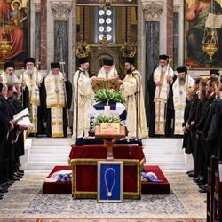 El féretro de Constantino de Grecia con flores y condecoraciones en el funeral de Constantino de Grecia