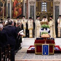 El féretro de Constantino de Grecia con flores y condecoraciones en el funeral de Constantino de Grecia