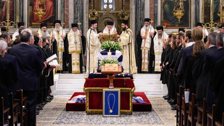 El féretro de Constantino de Grecia con flores y condecoraciones en el funeral de Constantino de Grecia