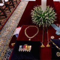 Las flores y las condecoraciones de Constantino de Grecia en el funeral de Constantino de Grecia