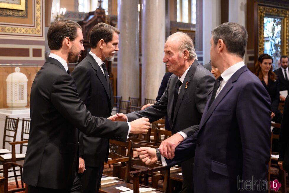 El Rey Juan Carlos saluda a Pablo de Grecia y Philippos de Grecia en el funeral de Constantino de Grecia