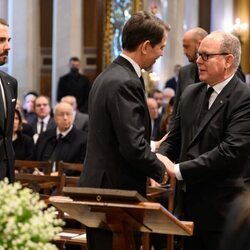 Alberto de Mónaco saluda a Pablo de Grecia y Philippos de Grecia en el funeral de Constantino de Grecia