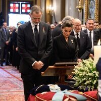 Los Reyes Felipe y Letizia ante el ataúd de Constantino de Grecia en el funeral de Constantino de Grecia