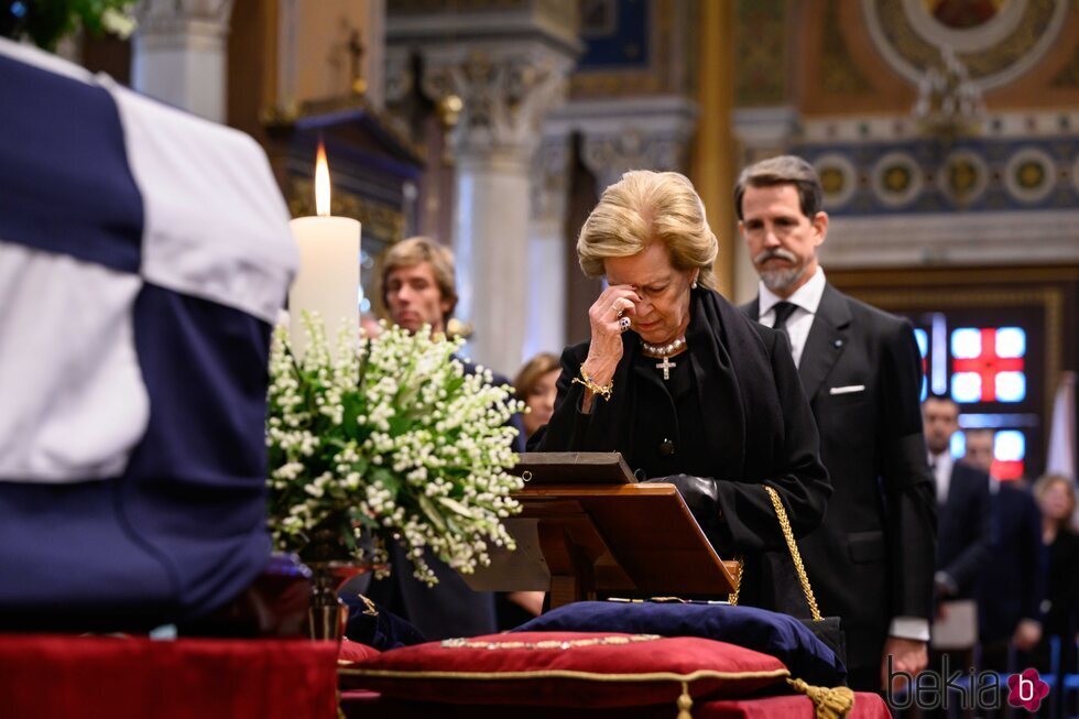 Ana María de Grecia se santigua ante el ataúd de Constantino de Grecia en su funeral