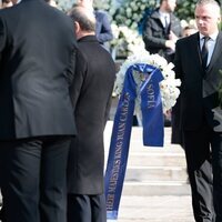 Corona de flores de los Reyes Juan Carlos y Sofía a Constantino de Grecia