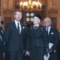 Federico de Dinamarca, Margarita de Dinamarca y Carlos Gustavo de Suecia en el funeral de Constantino de Grecia