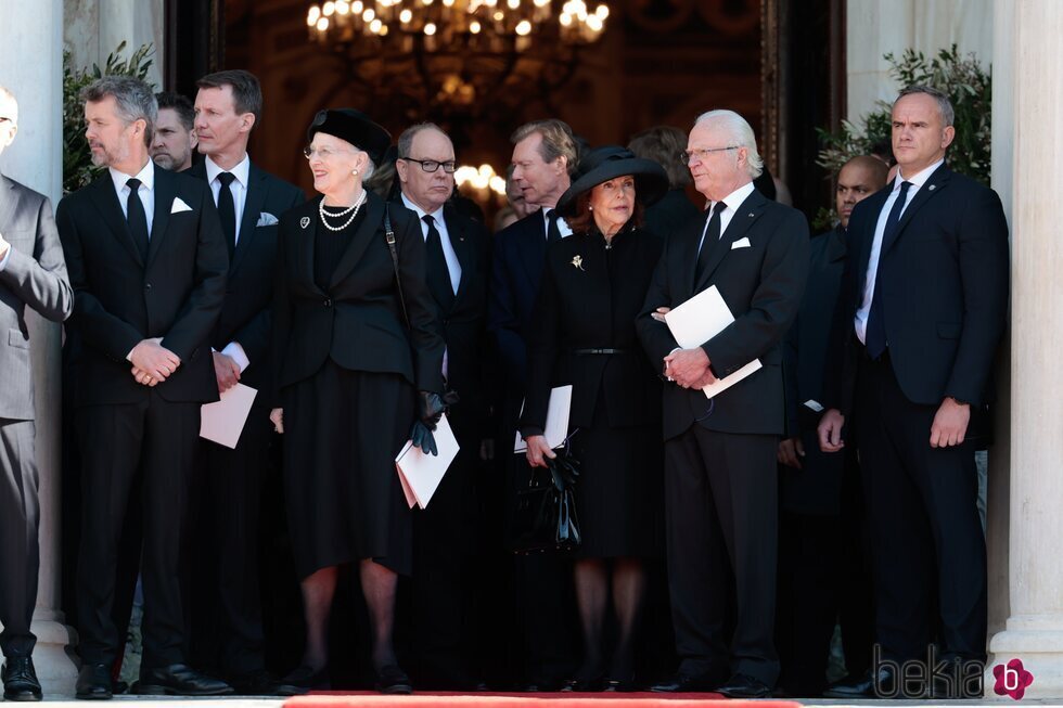 Federico y Joaquín de Dinamarca, Margarita de Dinamarca, Alberto de Mónaco, Enrique de Luxemburgo y los Reyes de Suecia en el funeral de Constantino de Gre