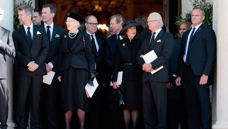 Federico y Joaquín de Dinamarca, Margarita de Dinamarca, Alberto de Mónaco, Enrique de Luxemburgo y los Reyes de Suecia en el funeral de Constantino de Gre