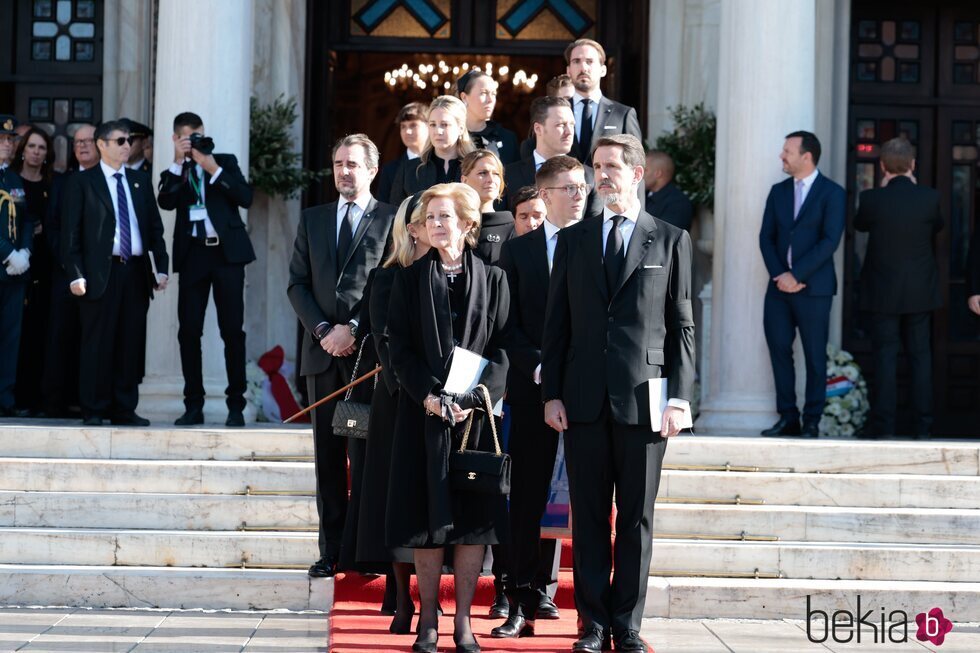 La Familia Real Griega a la salida del funeral de Constantino de Grecia