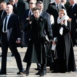 La Princesa Ana y Sir Timothy Laurence y Noor de Jordania tras el funeral de Constantino de Grecia