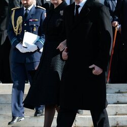 Felipe y Matilde de Bélgica a la salida del funeral de Constantino de Grecia