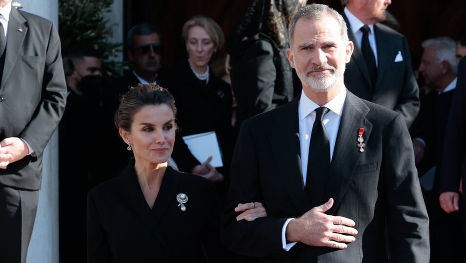 Los Reyes Felipe y Letizia a la salida del funeral de Constantino de Grecia