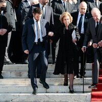 Los Reyes Juan Carlos y Sofía a la salida del funeral de Constantino de Grecia