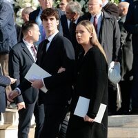 Pablo Urdangarin e Irene Urdangarin a la salida del funeral de Constantino de Grecia