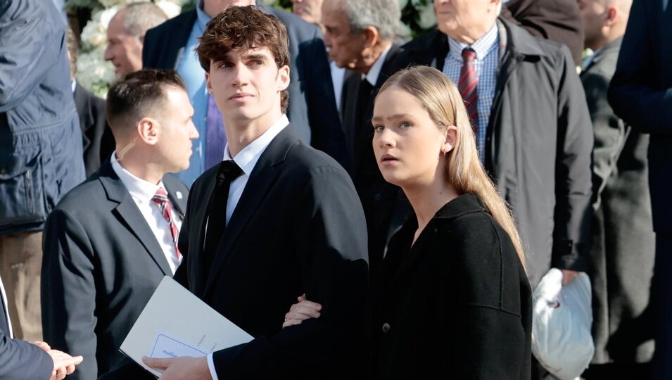 Pablo Urdangarin e Irene Urdangarin a la salida del funeral de Constantino de Grecia