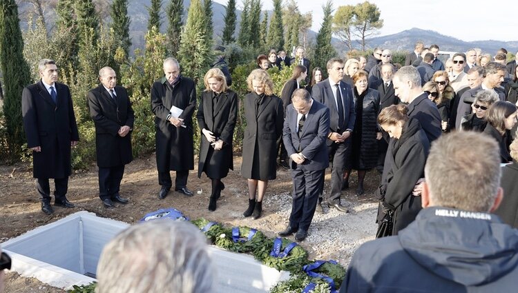 Los Reyes Felipe y Letizia y las Infantas Elena y Cristina en el entierro de Constantino de Grecia en Tatoi