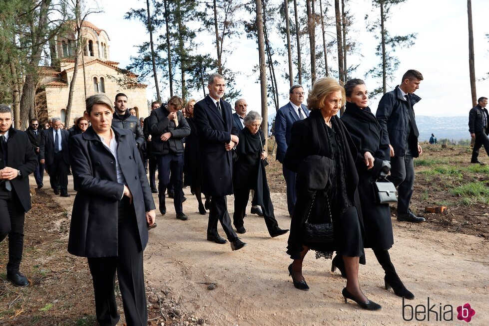 La Reina Letizia y la Reina Sofía, el Rey Felipe e Irene de Grecia y la Infanta Cristina y Miguel Urdangarin en el entierro de Constantino de Grecia