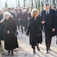 Los Reyes Felipe y Letizia y la Reina Sofía cogidos del brazo con el Rey Juan Carlos detrás en el entierro de Constantino de Grecia en Tatoi