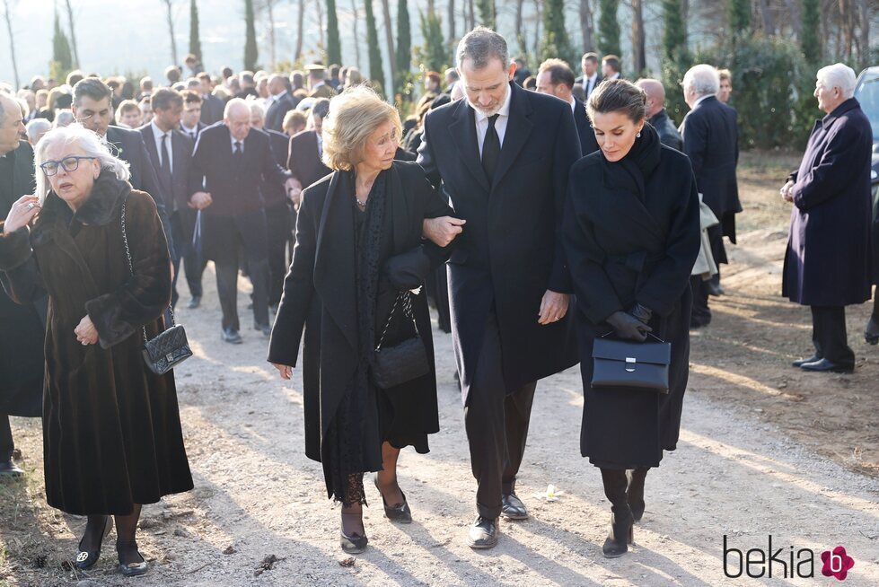 Los Reyes Felipe y Letizia y la Reina Sofía cogidos del brazo con el Rey Juan Carlos detrás en el entierro de Constantino de Grecia en Tatoi