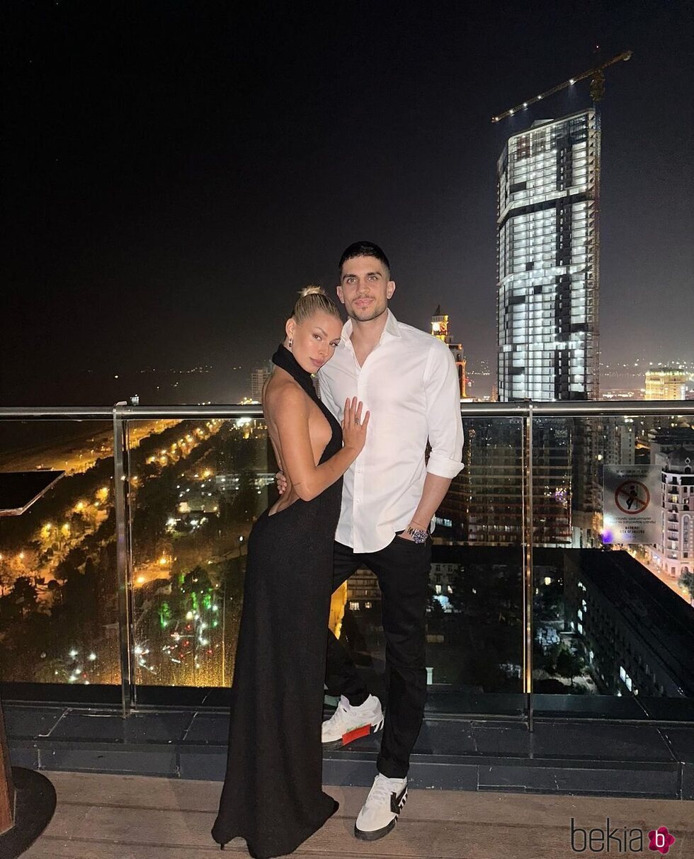 Jessica Goicoechea y Marc Bartra posan juntos por primera vez en redes