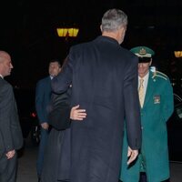 Los Reyes Felipe y Letizia, muy cariñosos en su viaje a Atenas para el funeral de Constantino de Grecia